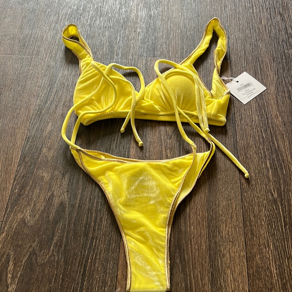 Bikini Lovers in Gige Giallo Bikini